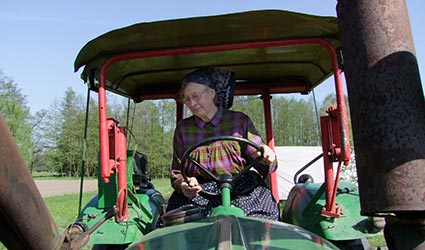 Traktor-Fahrerin im Spreewald